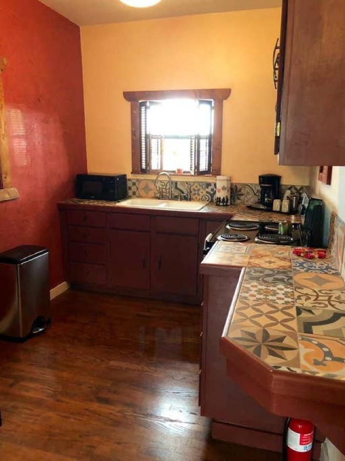 アルパイン El Viejo Adobe - Across From Sul Ross Campus Bed & Breakfast エクステリア 写真