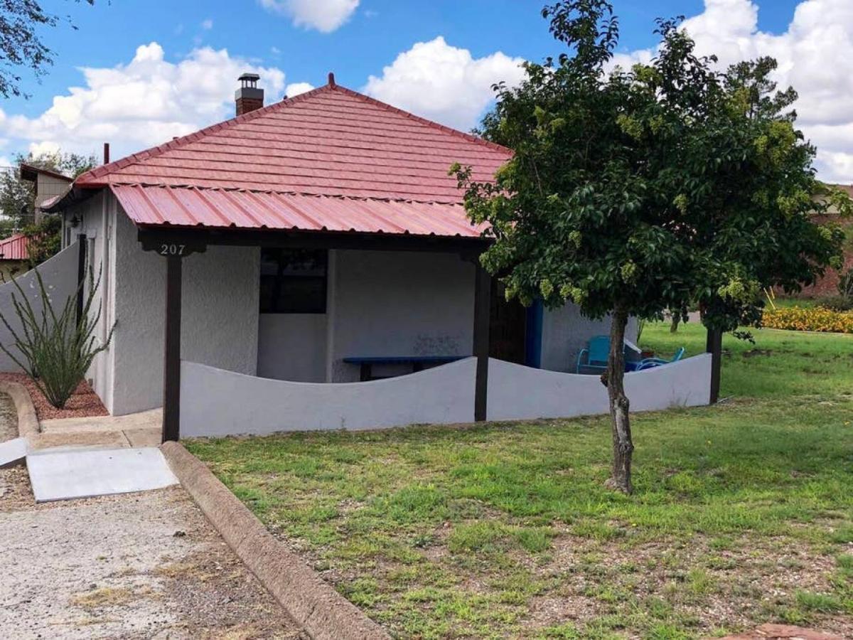 アルパイン El Viejo Adobe - Across From Sul Ross Campus Bed & Breakfast エクステリア 写真